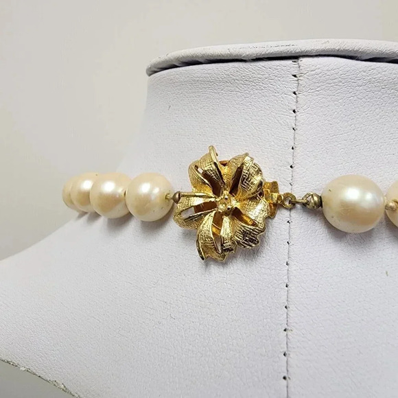 Vintage Single Strand Beaded Faux Pearl Necklace Golden Tone Flower Closure 16in - Picture 3 of 3